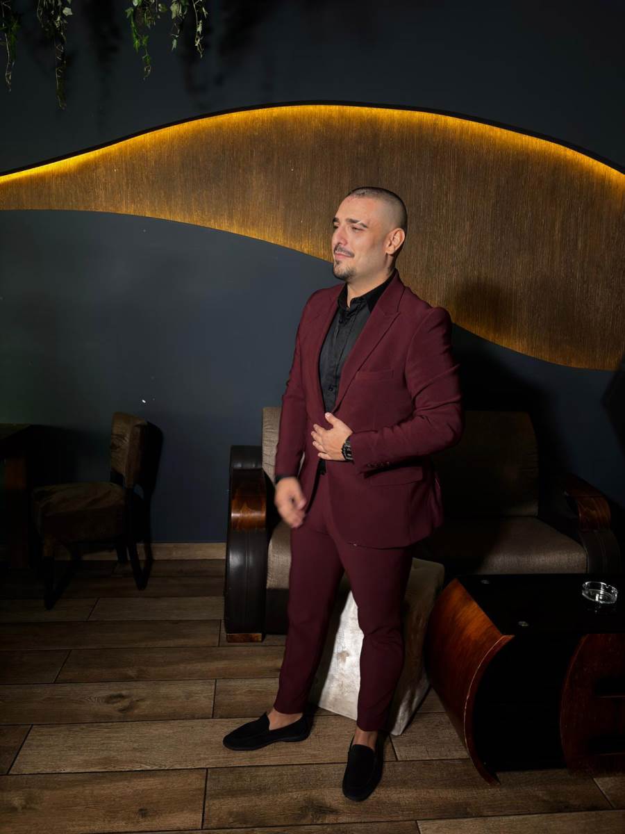 Darko raspolozen na proslavi prvog rodjendana cerkice (5).jpg