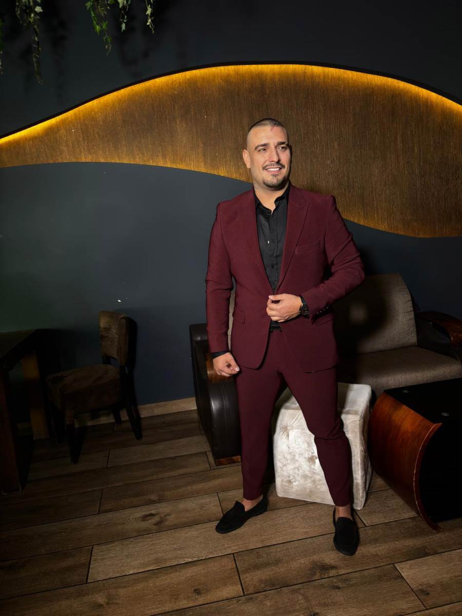 Darko raspolozen na proslavi prvog rodjendana cerkice (6).jpg