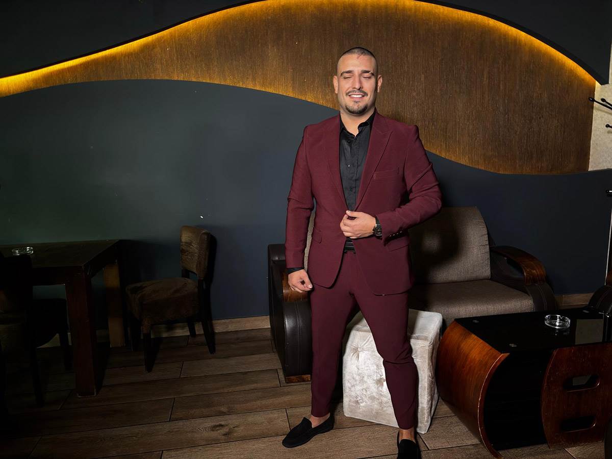 Darko raspolozen na proslavi prvog rodjendana cerkice (1).jpg