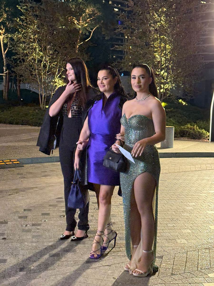 Jana sa ćerkom i Zoranom Micanović kod Viki (3).jpg