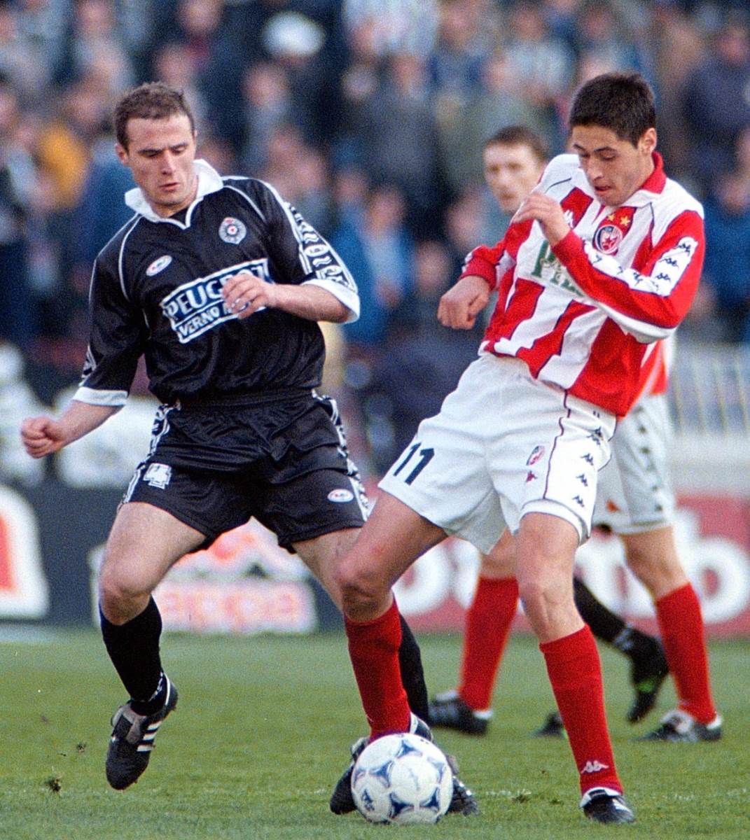 Igor Duljaj u borbi za loptom na meču Partizan - Crvena zvezda