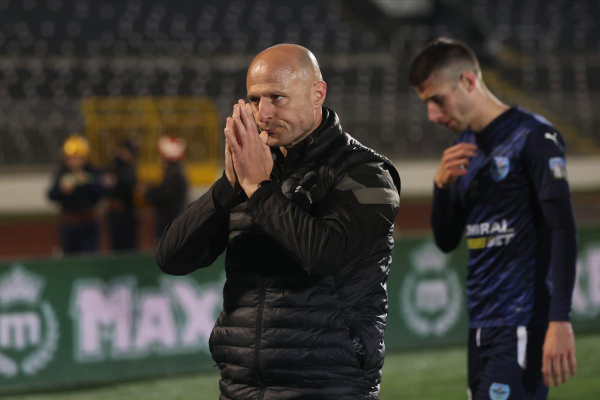 Igor Duljaj pozdravlja navijače Partizana