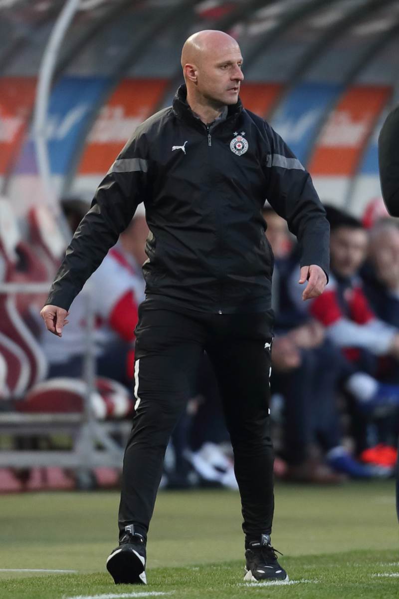 Igor Duljaj stoji pored aut-linije na utakmici Partizana