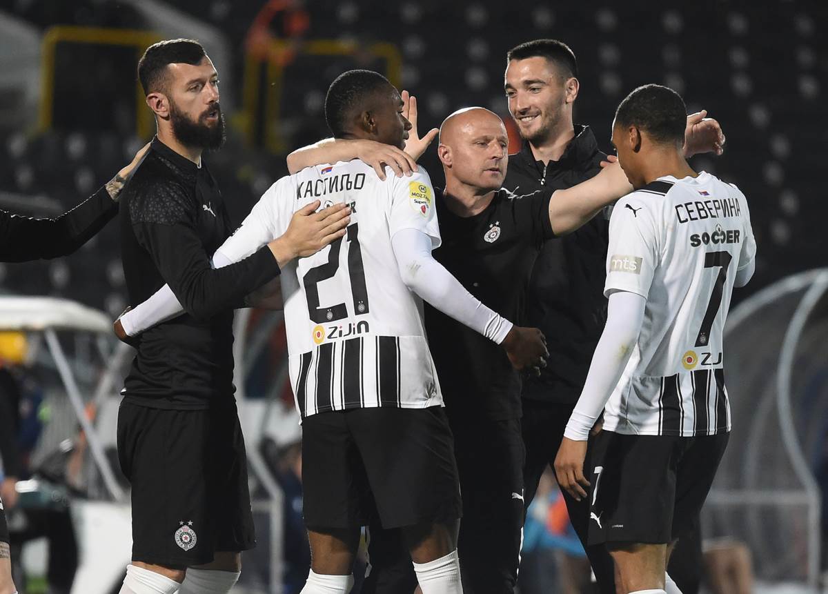 Igor Duljaj  u zagrljaju sa Severinom i Kastiljom