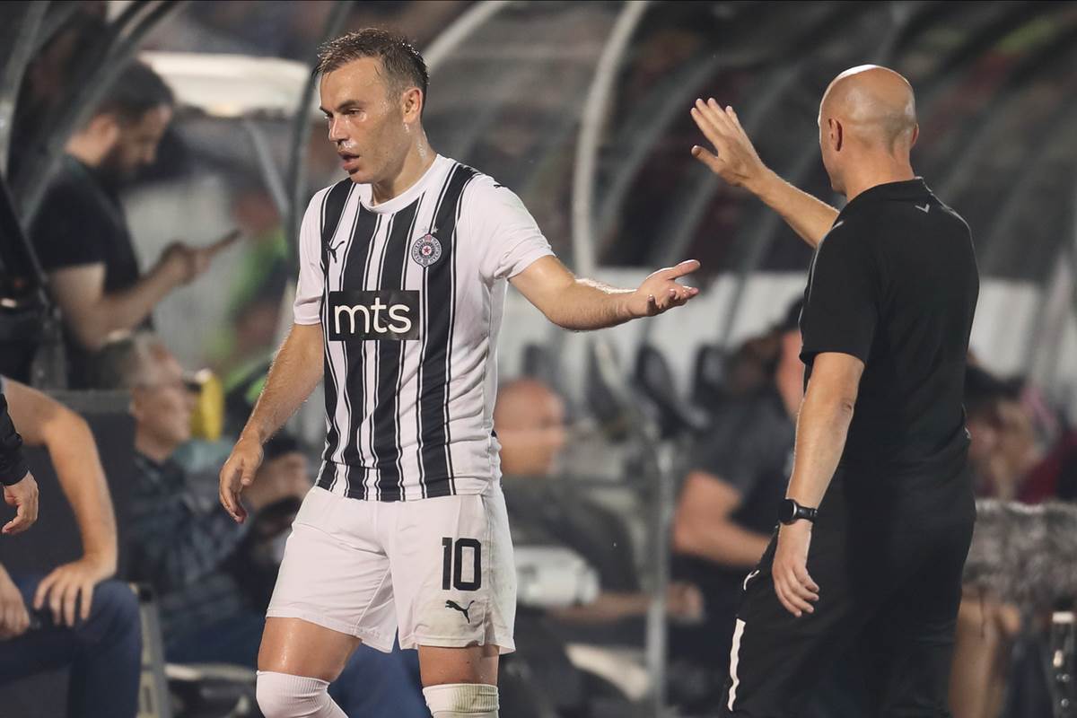 Igor Duljaj se pozdravlja sa Bibarsom Nathom