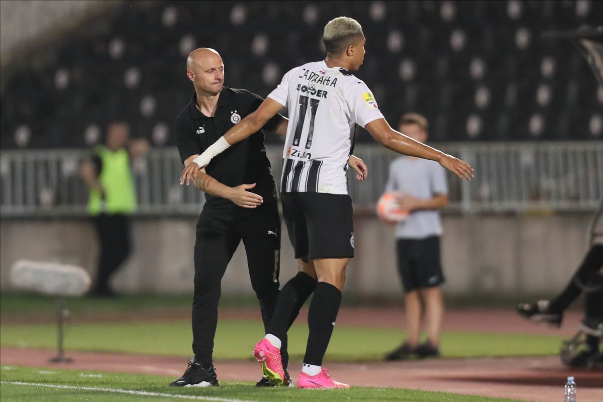 Igor Duljaj  u zagrljaju sa Saldanjom