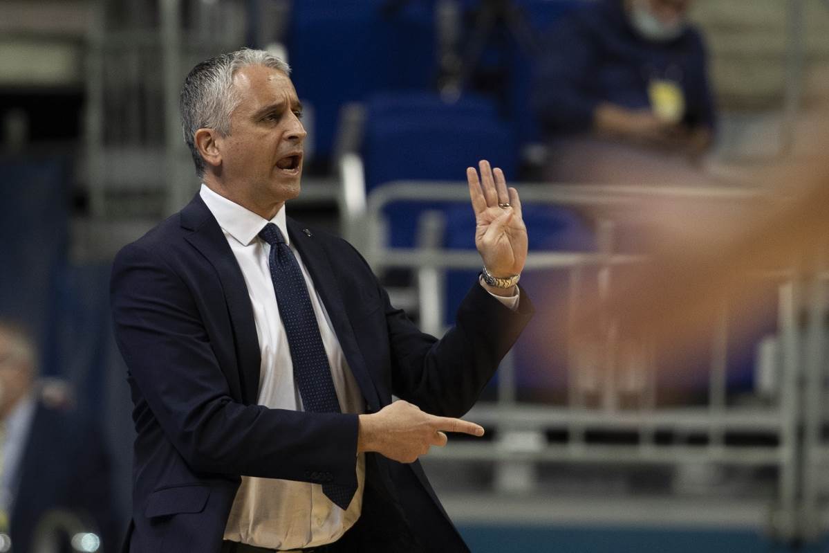 Igor Kokoškov na utakmcii Fenerbahče - Olimpijakos, daje instrukcije svom timu