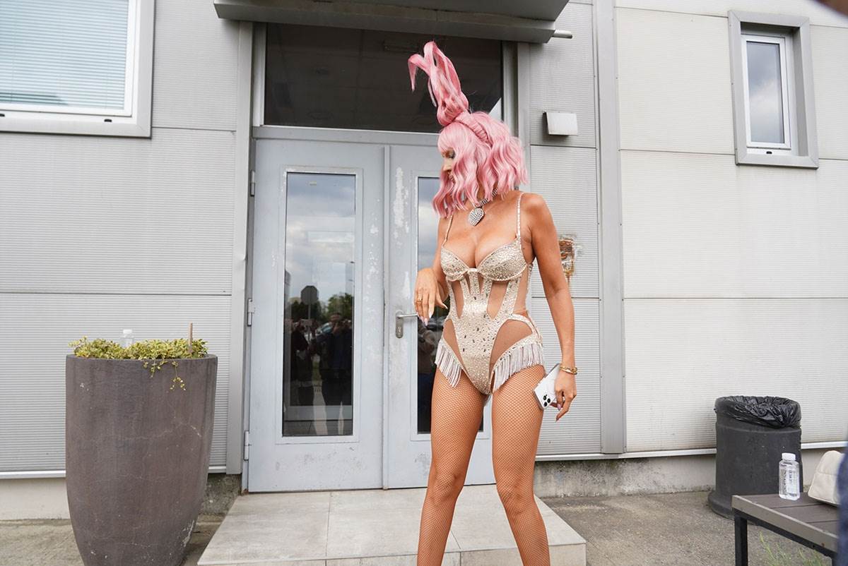 Jelena Karleuša sa rogovima stajling (3).jpg