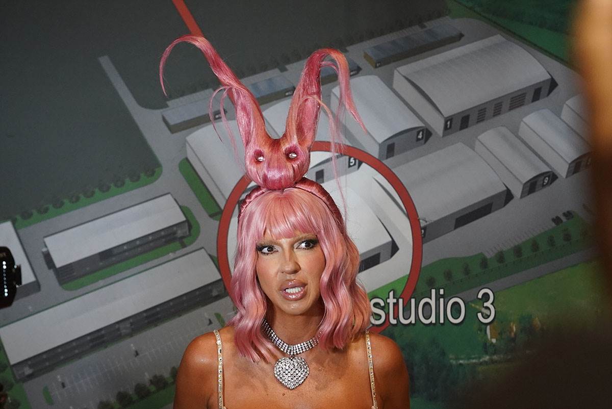 Jelena Karleuša sa rogovima stajling (8).jpg