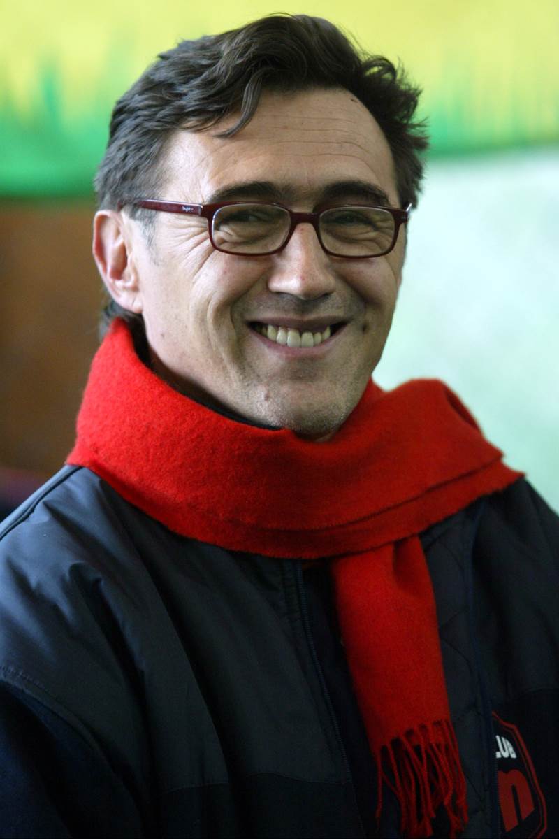 Predrag Pašić se smeje u Beogradu na utakmici pionira