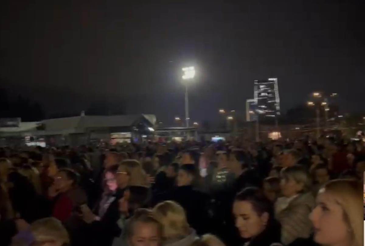 Hiljade Sarajlija na Skenderiji plače za Halidom Bešlićem (1).jpg