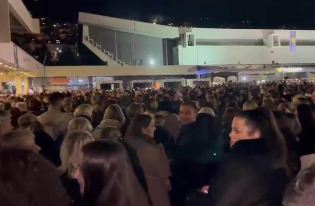 Hiljade Sarajlija na Skenderiji plače za Halidom Bešlićem (2).jpg