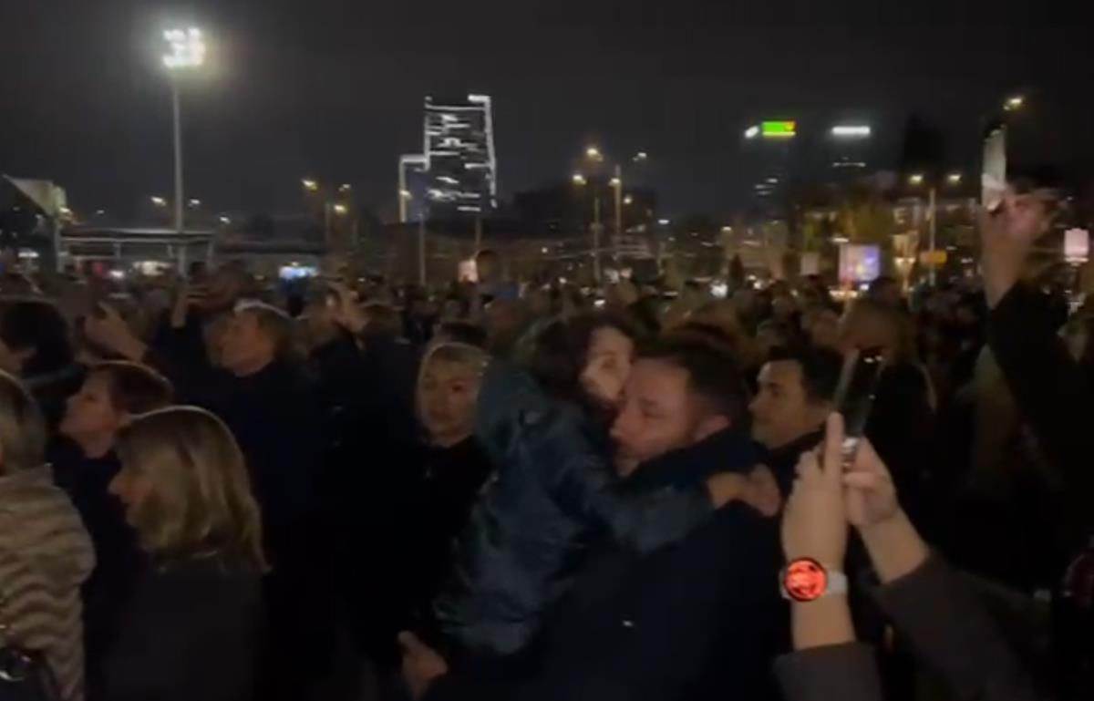 Hiljade Sarajlija na Skenderiji plače za Halidom Bešlićem (3).jpg