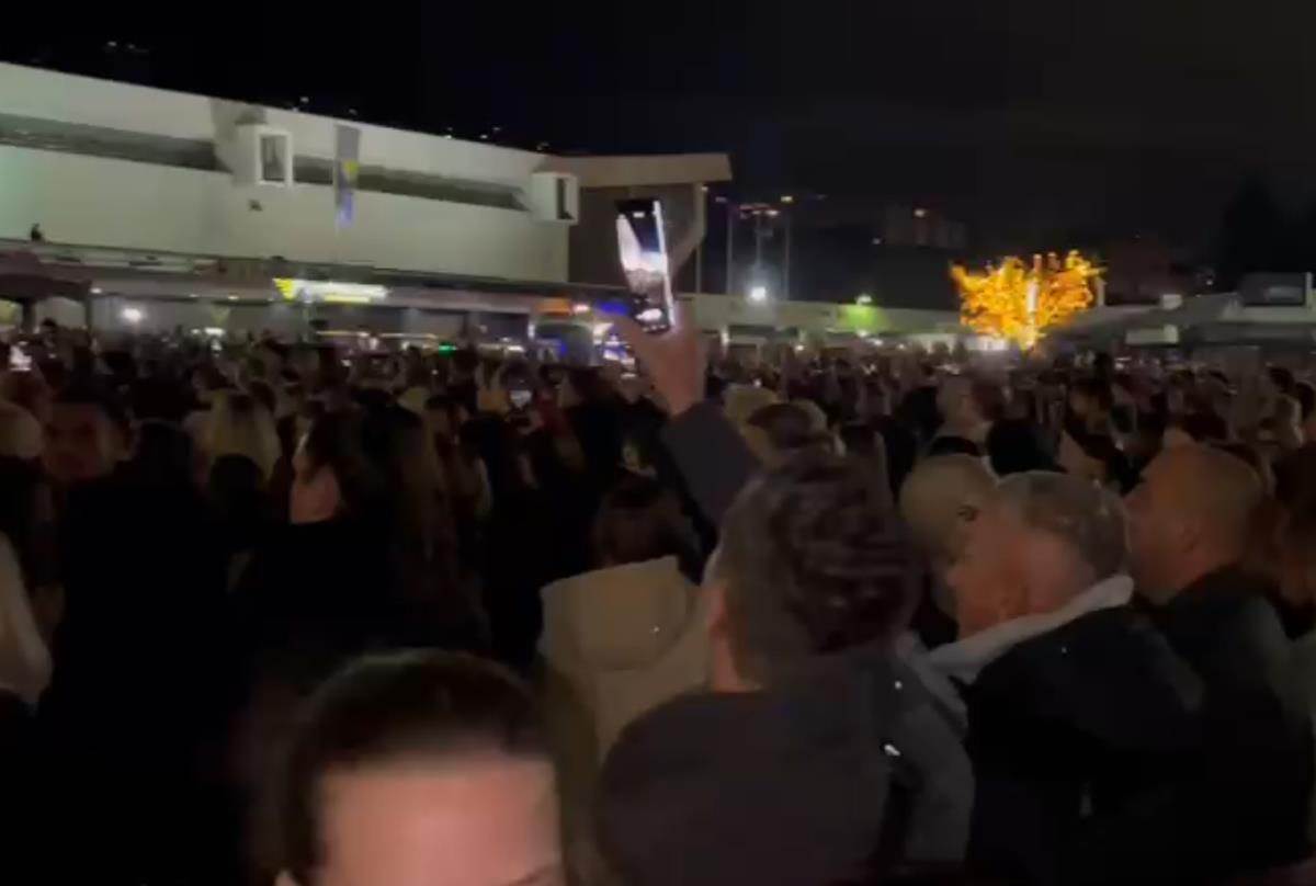 Hiljade Sarajlija na Skenderiji plače za Halidom Bešlićem (4).jpg