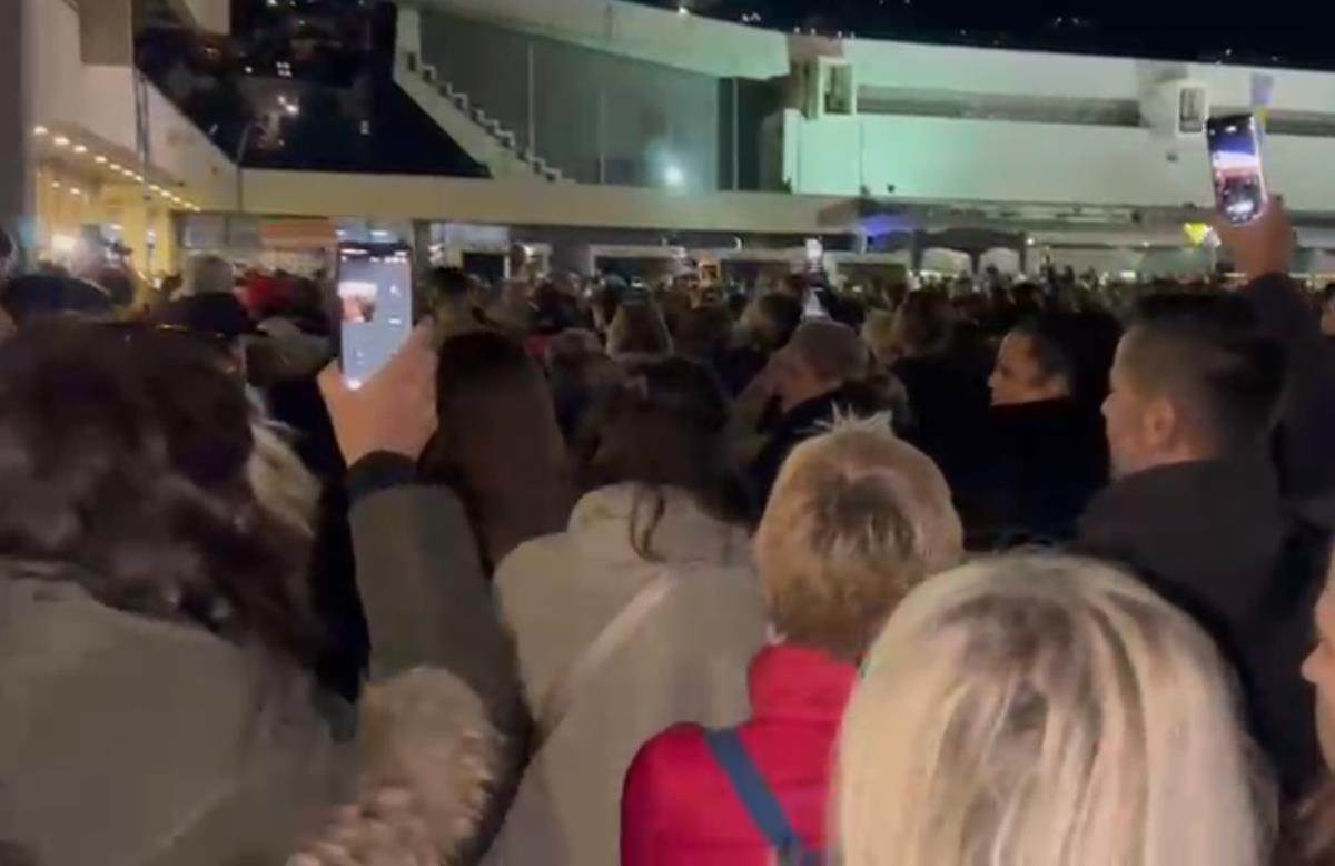 Hiljade Sarajlija na Skenderiji plače za Halidom Bešlićem (5).jpg