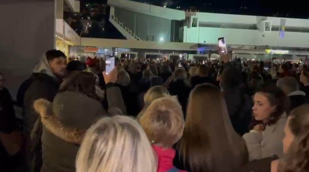 Hiljade Sarajlija na Skenderiji plače za Halidom Bešlićem (6).jpg