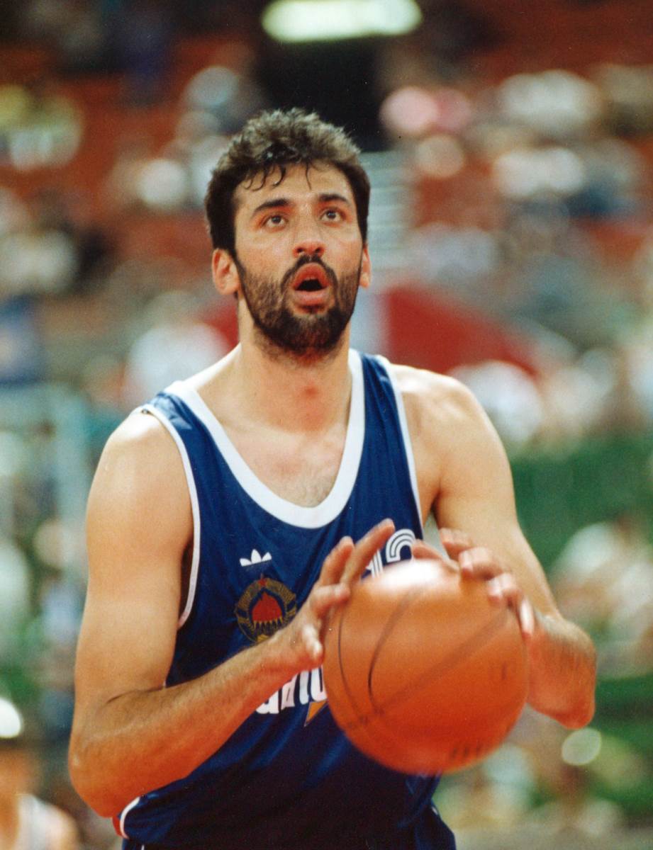 Vlade Divac šutira na koš na Evropskom prvenstvu 1991