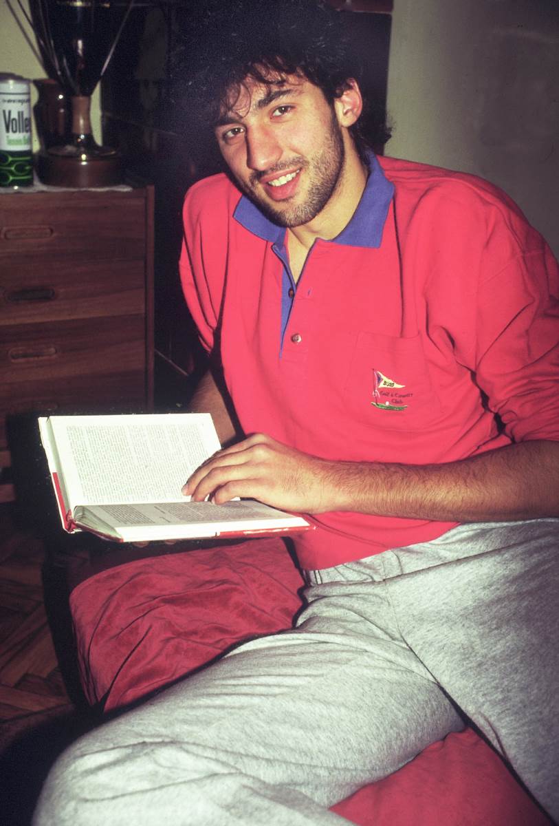 Vlade Divac čita knjigu u hotelskoj sobi