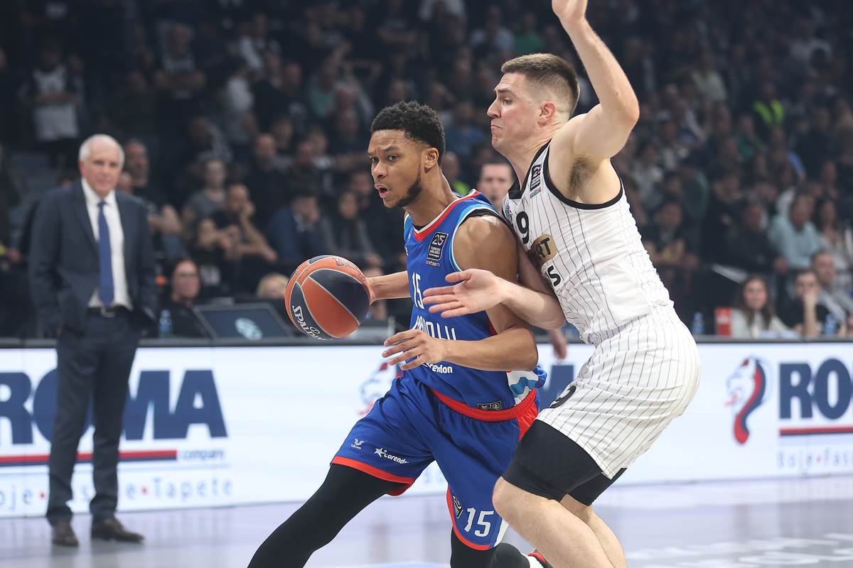 Pi Džej Doužer na utakmici Partizan - Efes, dok ga čuva Vanja Marinković