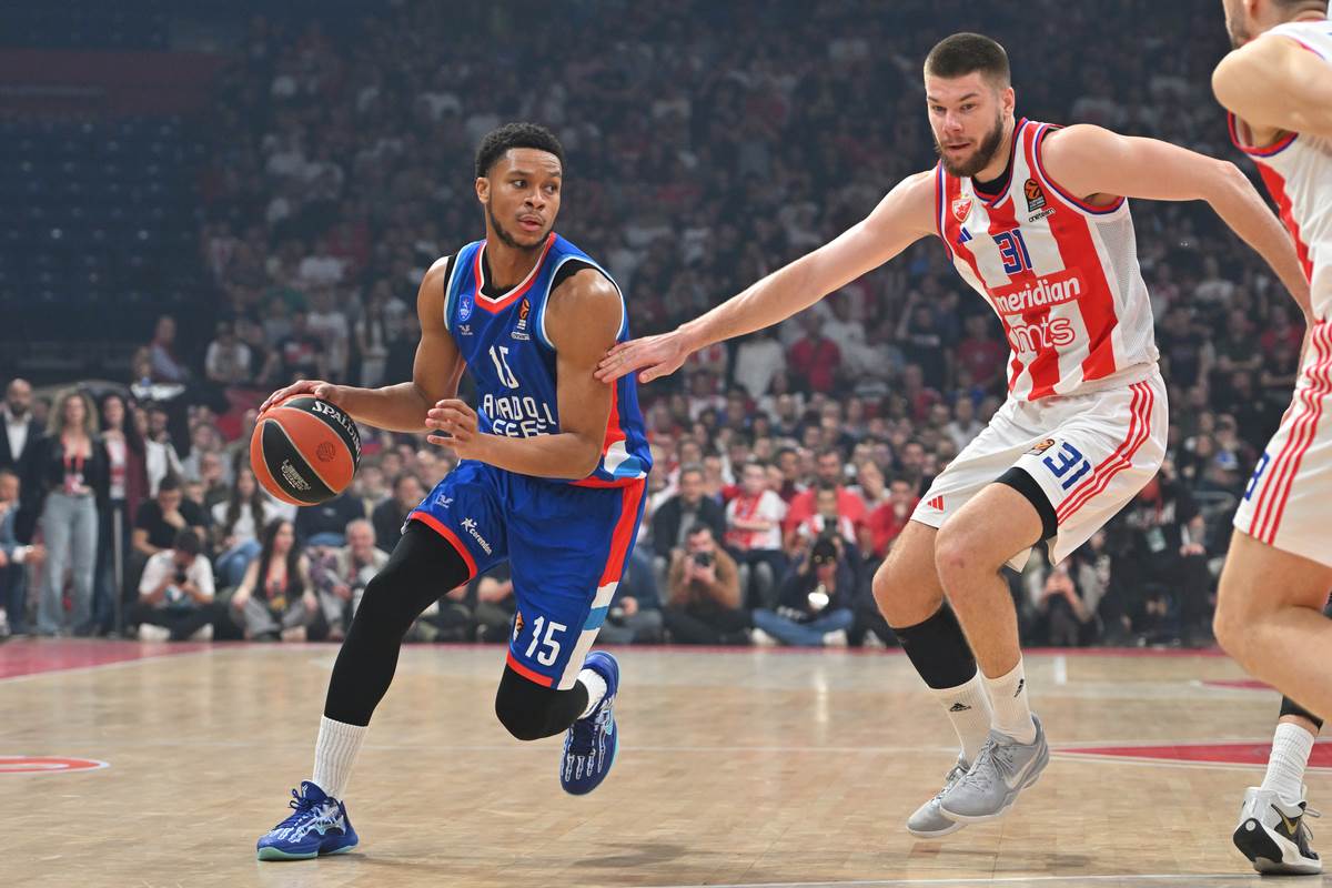 Pi Džej Doužer na utakmici Crvena zvezda - Efes dok ga čuva Rokas Gedraitis