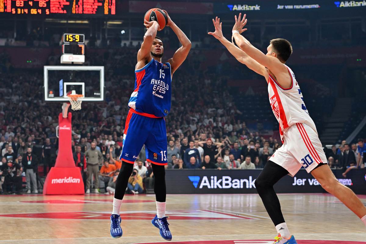 Pi Džej Doužer šutira protiv Crvene zvezde dok ga čuva Filip Petrušev