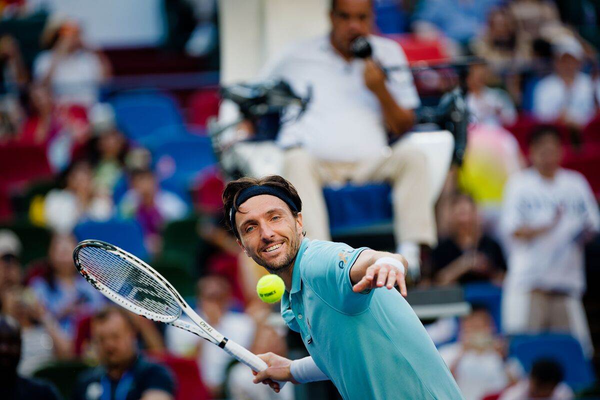 Artur Rinderkneš baca loptivcu ka navijačima u Šangaju