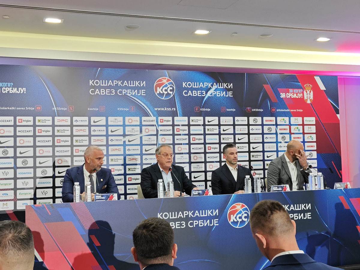 Dušan Alimpijević, konferencija za medije (2).jpg