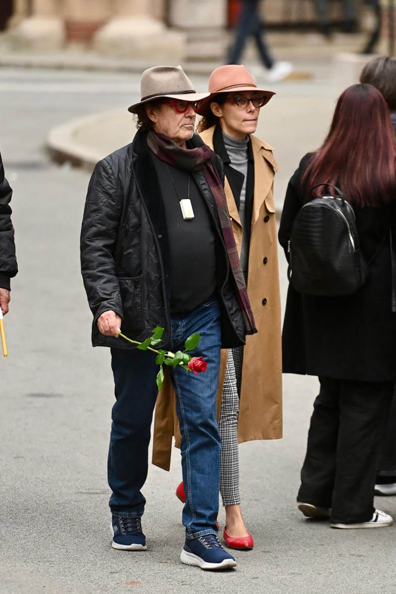 Ispraćaj za kremaciju proslavljenog reditelja i scenariste Zdravka Šotre (20).jpg