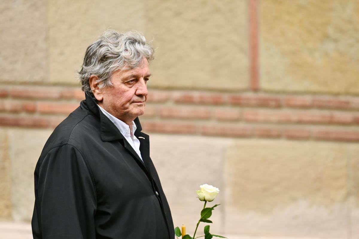 Ispraćaj za kremaciju proslavljenog reditelja i scenariste Zdravka Šotre (23).jpg