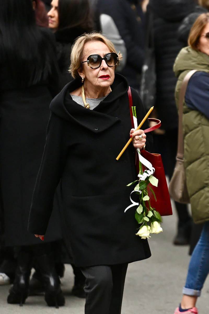 Ispraćaj za kremaciju proslavljenog reditelja i scenariste Zdravka Šotre (26).jpg