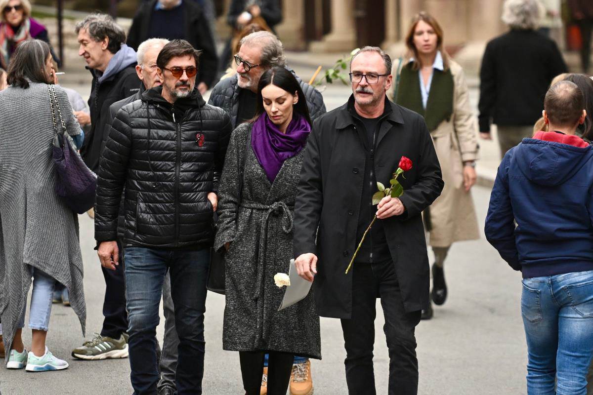Ispraćaj za kremaciju proslavljenog reditelja i scenariste Zdravka Šotre (28).jpg