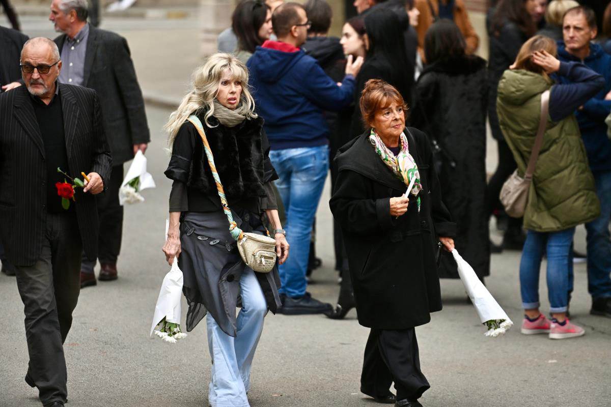 Ispraćaj za kremaciju proslavljenog reditelja i scenariste Zdravka Šotre (37).jpg