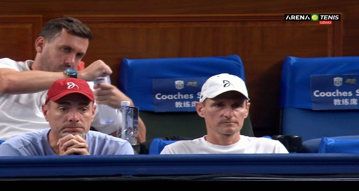 Novak Ðoković ironičan aplauz za svoj tim (1).jpg