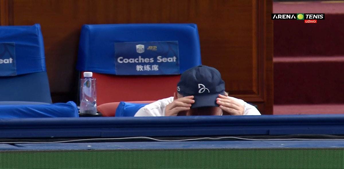 Novak Ðoković ironičan aplauz za svoj tim (2).jpg