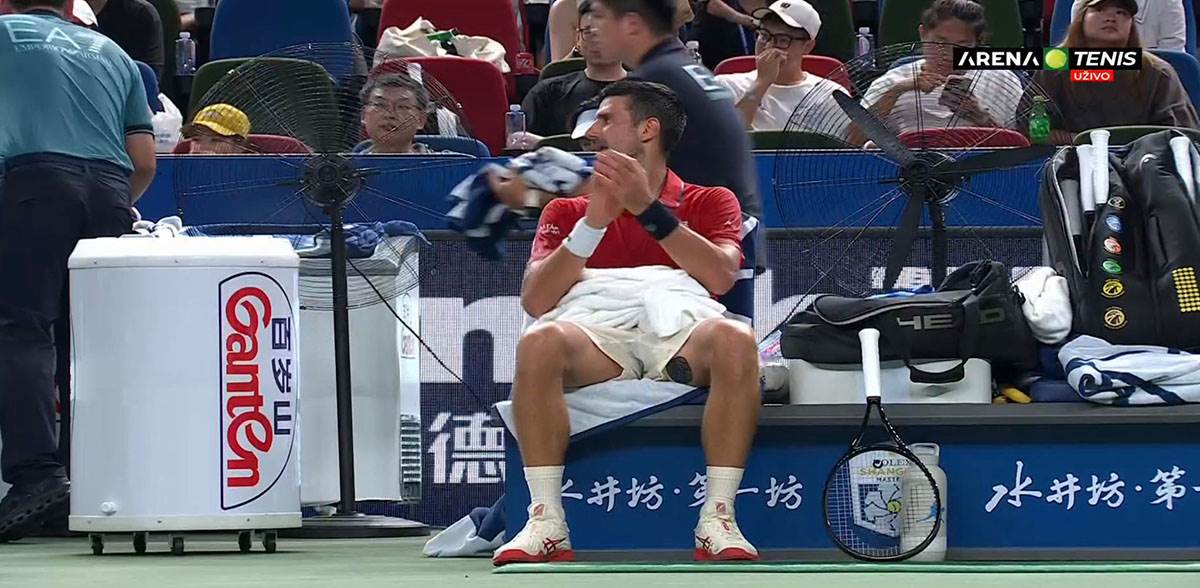 Novak Ðoković ironičan aplauz za svoj tim (3).jpg