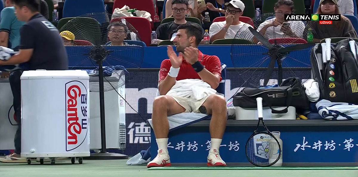 Novak Ðoković ironičan aplauz za svoj tim (4).jpg