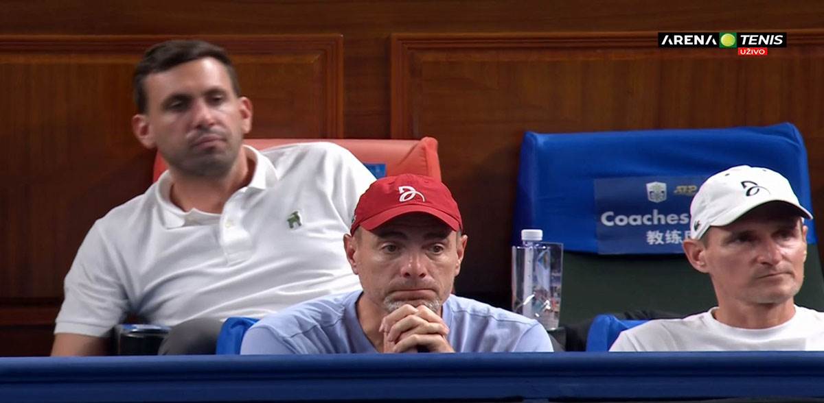 Novak Ðoković ironičan aplauz za svoj tim (5).jpg