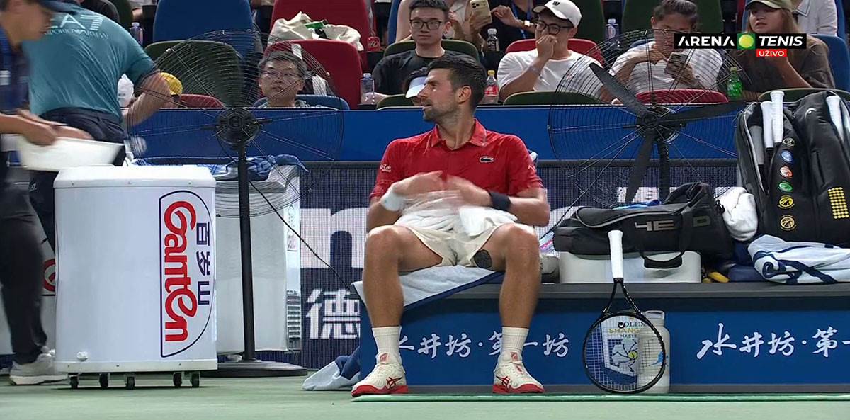 Novak Ðoković ironičan aplauz za svoj tim (6).jpg