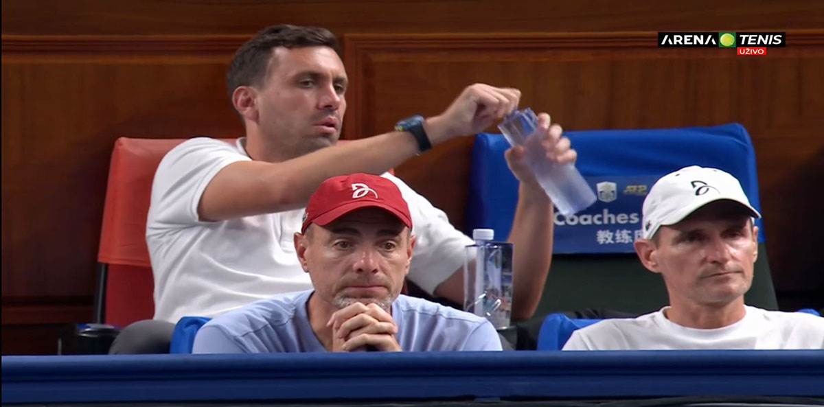 Novak Ðoković ironičan aplauz za svoj tim (7).jpg