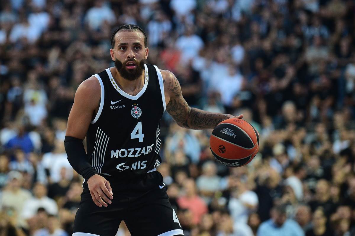 Dvejn Vašington se priprema da krene ka košu rivala na Tašmajdanu u meču Partizan - AEK
