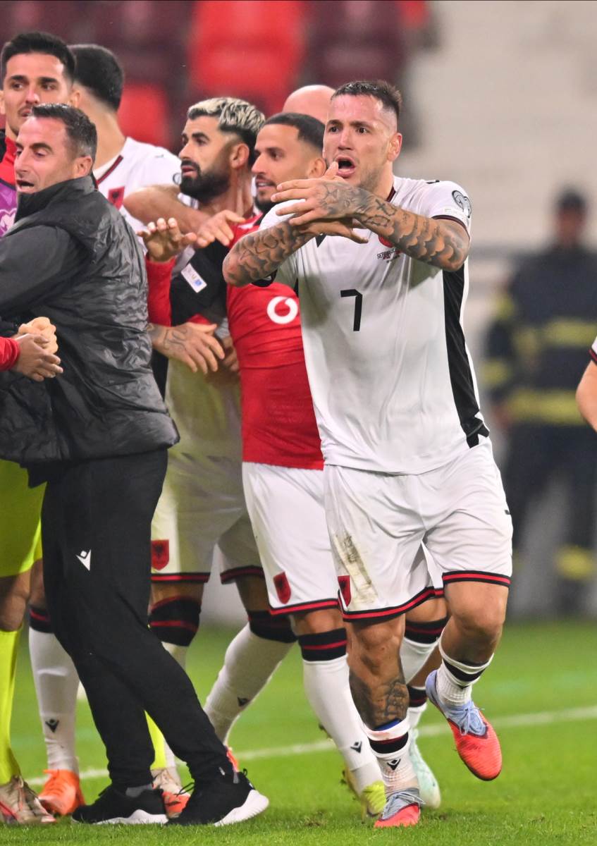 Rej Manaj pokazuje orla u Leskovcu (2).jpg