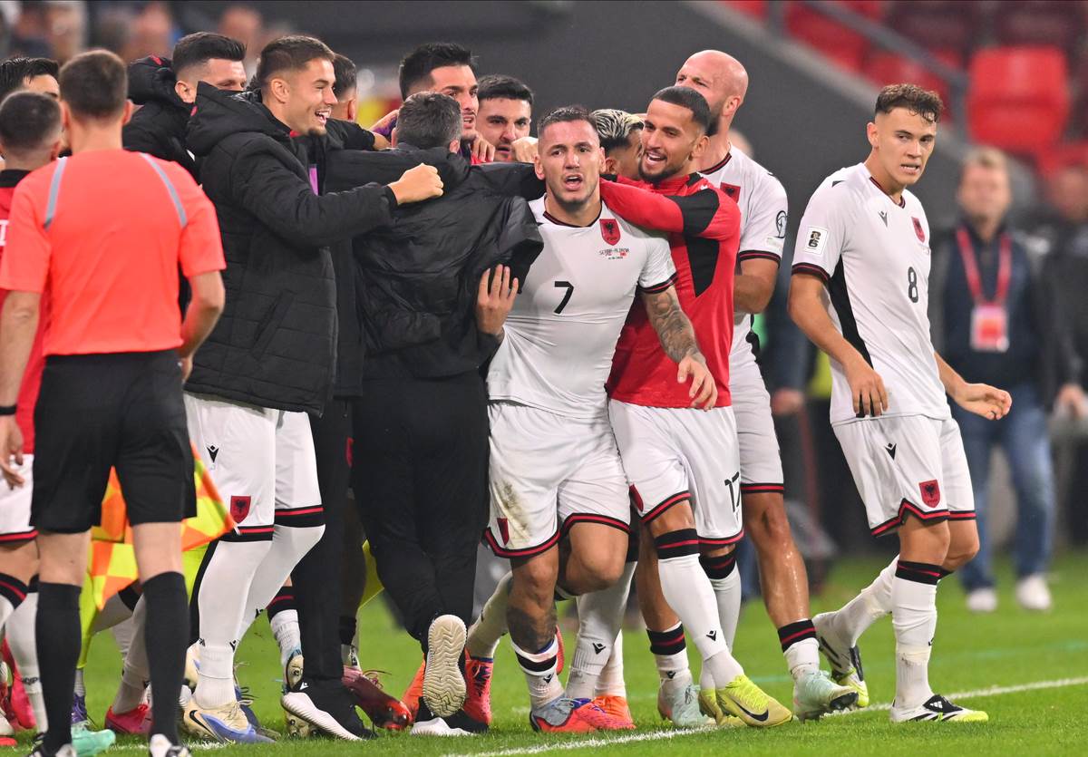 Rej Manaj pokazuje orla u Leskovcu (3).jpg