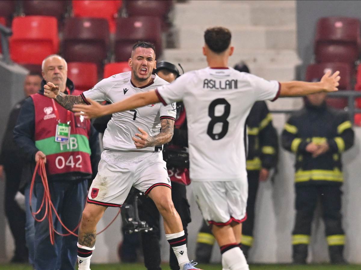 Rej Manaj pokazuje orla u Leskovcu (4).jpg