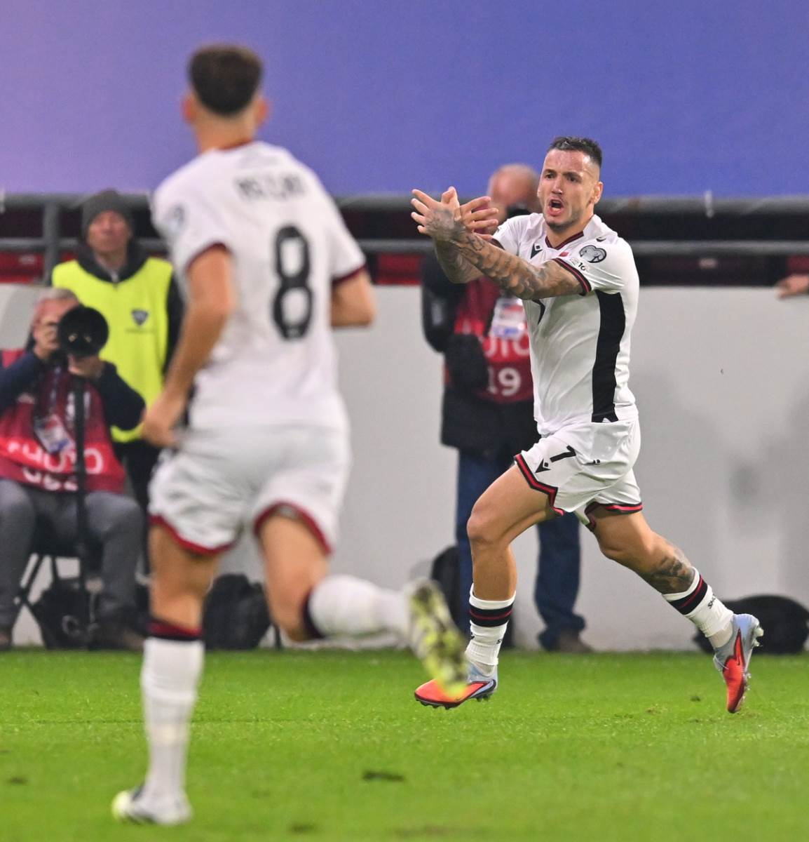 Rej Manaj pokazuje orla u Leskovcu (5).jpg