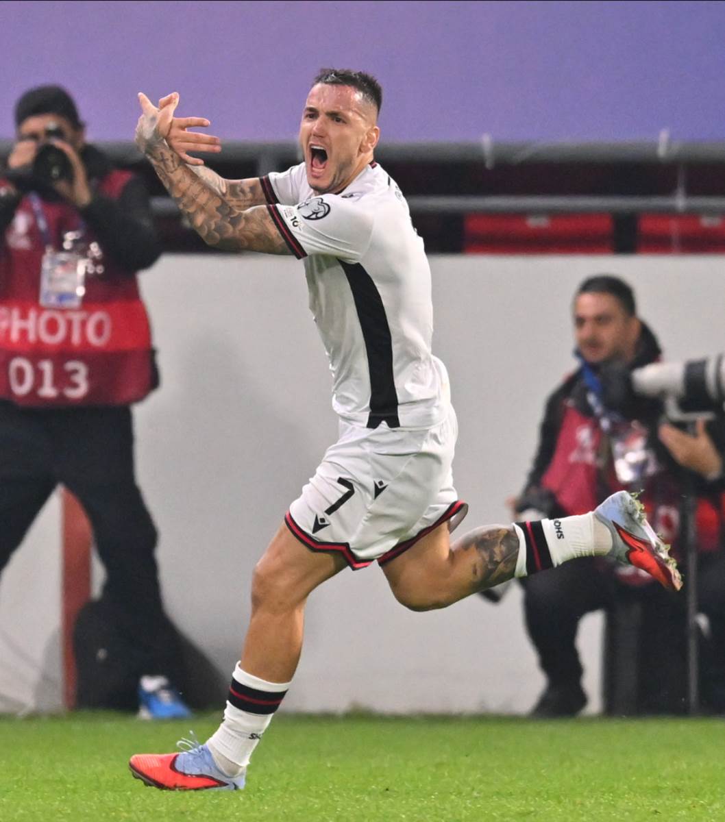 Rej Manaj pokazuje orla u Leskovcu (6).jpg