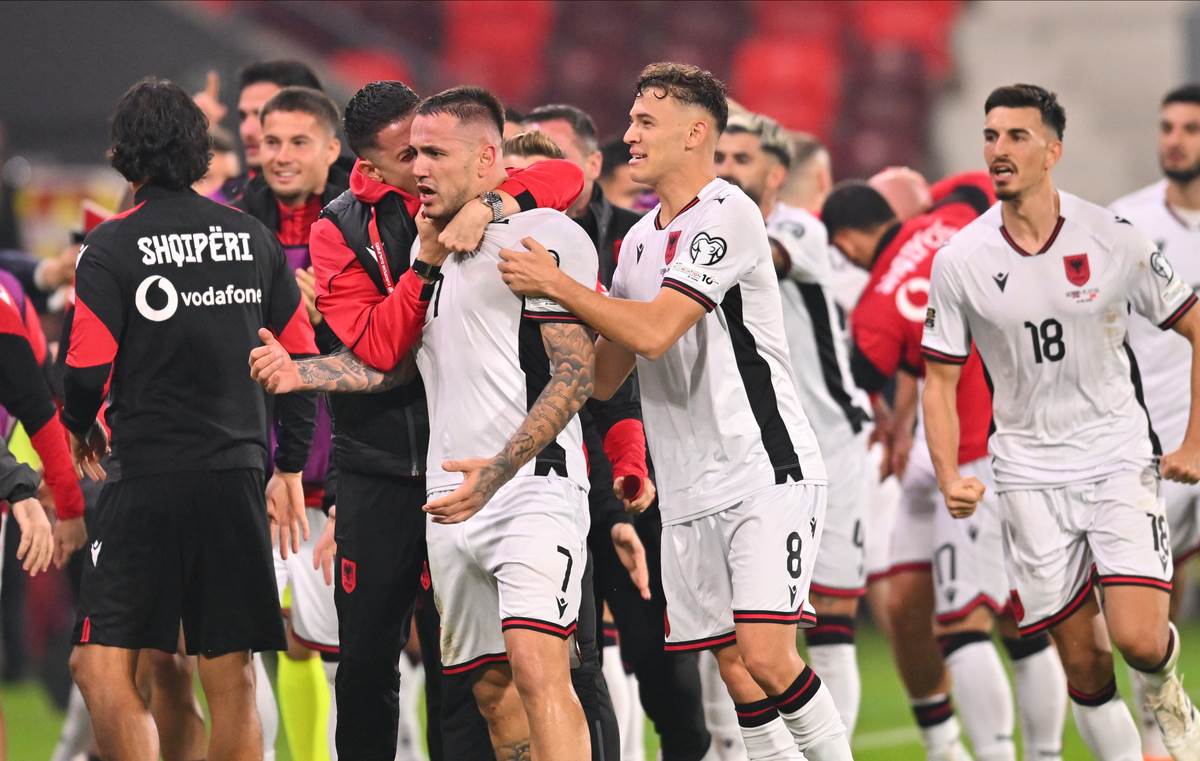 Rej Manaj pokazuje orla u Leskovcu (7).jpg