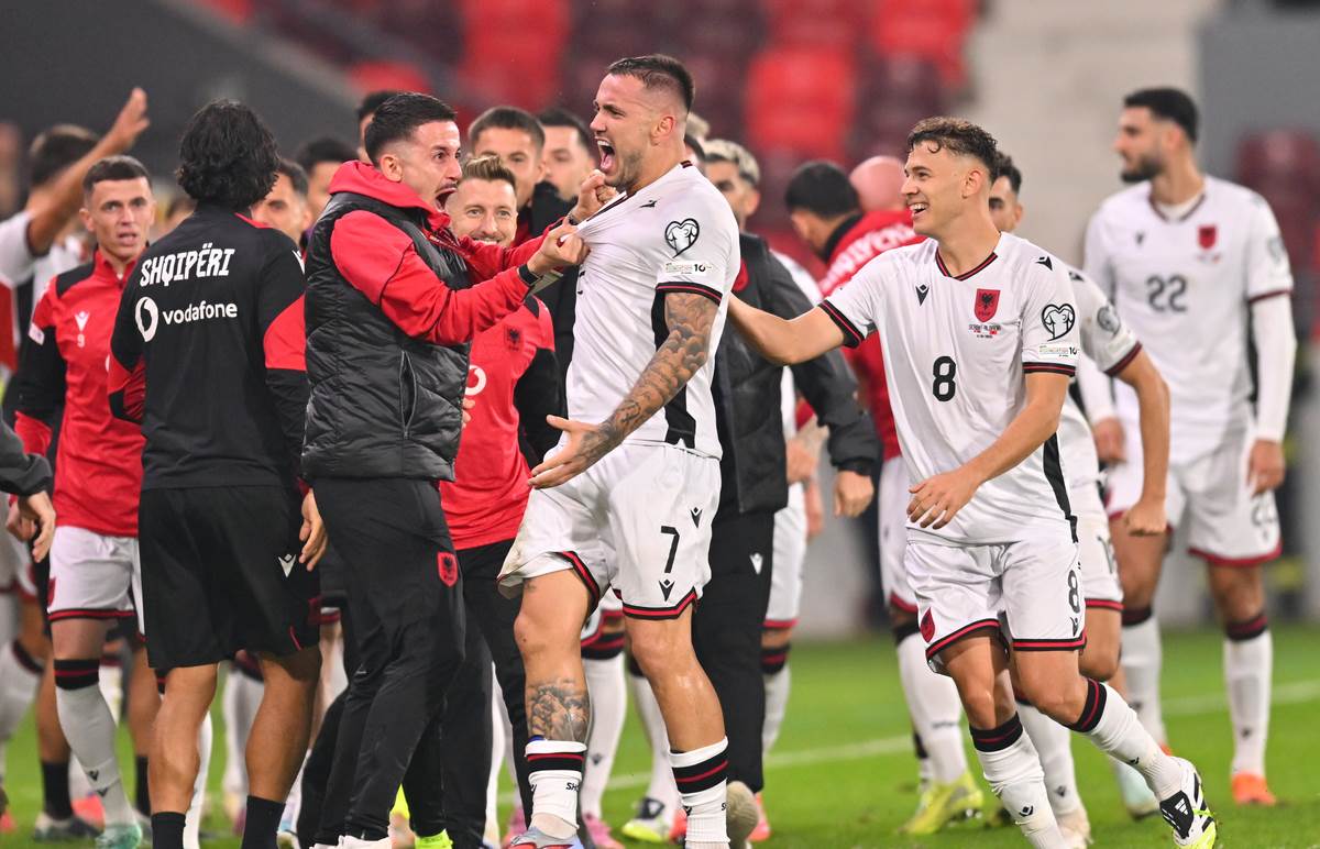 Rej Manaj pokazuje orla u Leskovcu (8).jpg