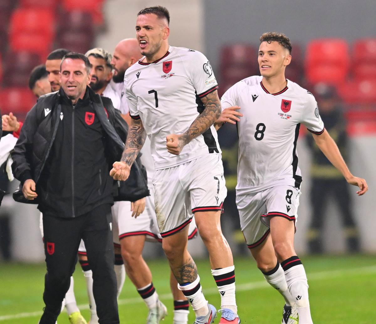 Rej Manaj pokazuje orla u Leskovcu (10).jpg