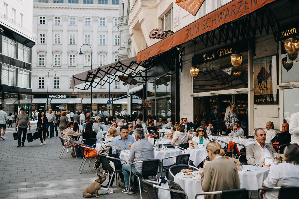 Bašta restorana na Trgu Svetog Stefana u Beču puna turista u podne