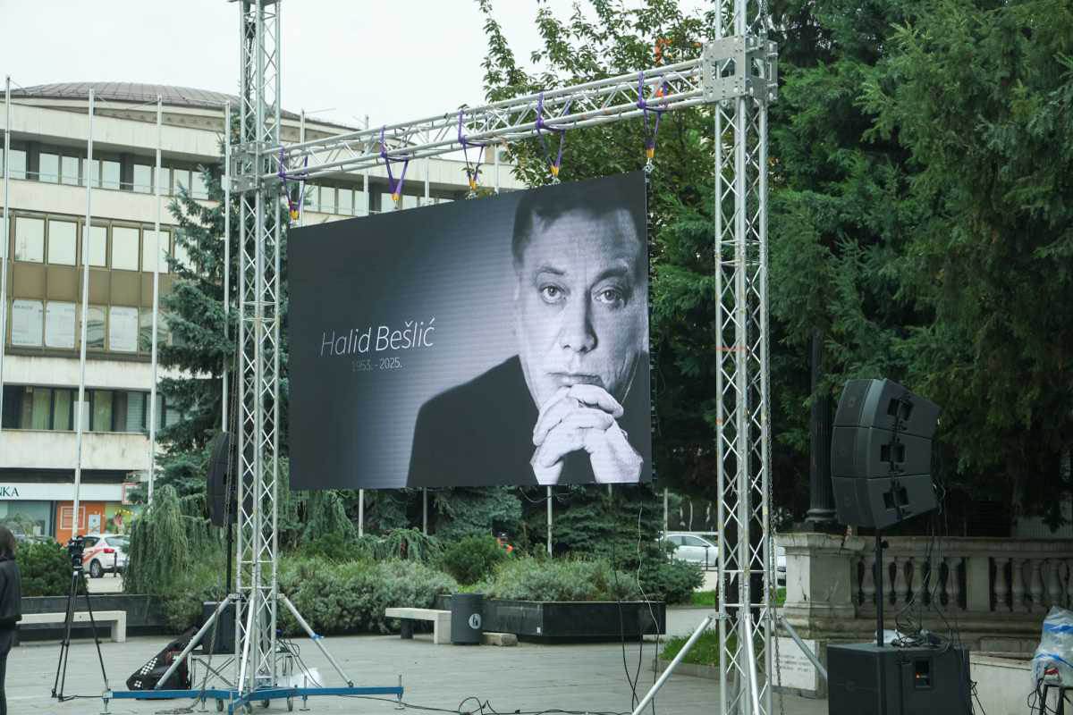 Sarajevo pred sahranu Halida Bešlić (14).jpg